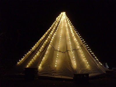 テントがクリスマスツリー