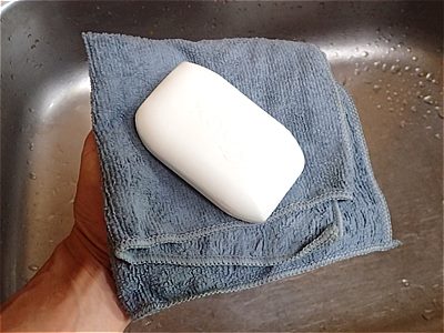 布巾を石鹸で洗う