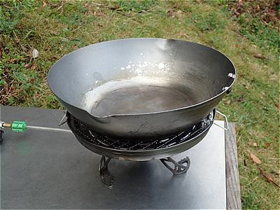 チタンの中華鍋を大型プレート付き焼き網に載せる