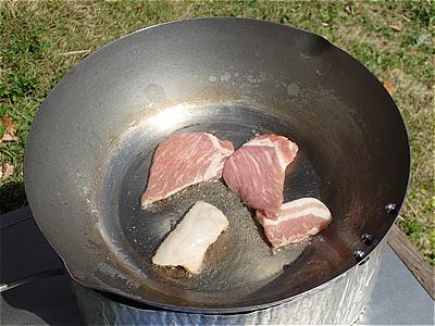 チタンのクッカーで焦げ付きやすい肉を焼く