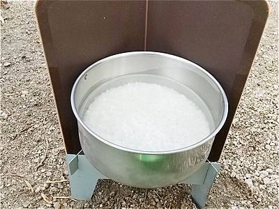 お米を炊くときは、中サイズ（800ml）のストッカー