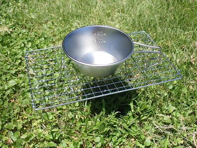 多くの食器は乗らないが収納サイズには困らない大きさ