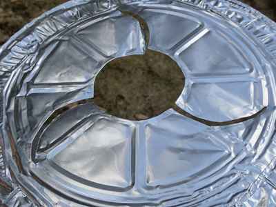 アルミ丸皿をストーブの上から被せると下まで通り抜ける