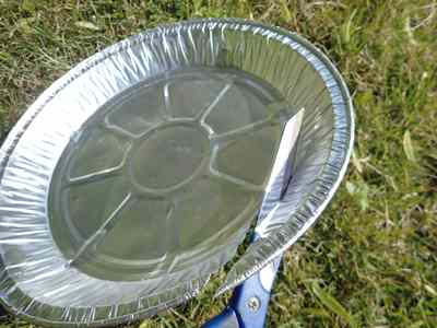 ハサミを使ってアルミ皿をカットする