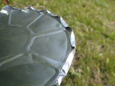 縁部分の切り口が鋭利になっているので5mmほど等間隔に折り曲げる