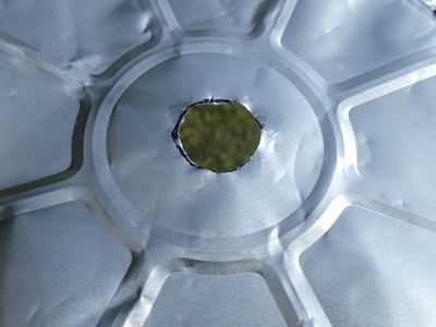 ハサミでカットして穴をあける