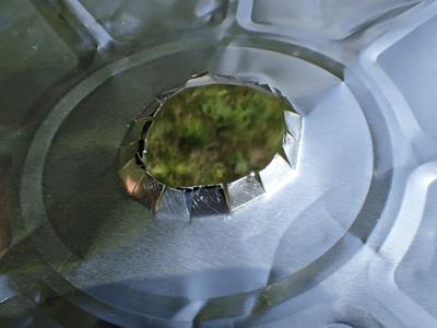 穴の周囲に5mm間隔でハサミで切り込みを入れる