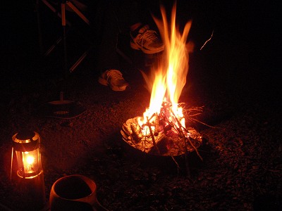 秋のキャンプで焚き火