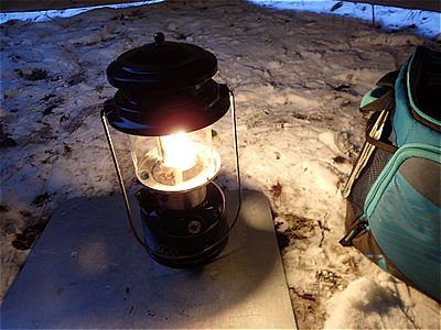 冬のキャンプでもランタンがあると暖かい