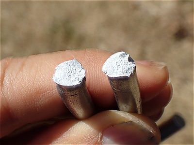 折れたアルミニウム製ペグの断面