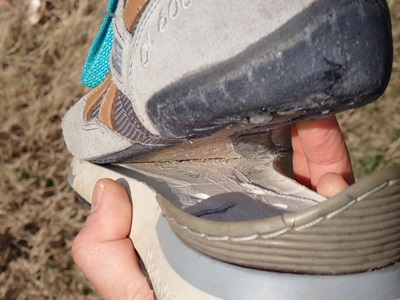 今度はシューズの後ろ側の剥がれを補修