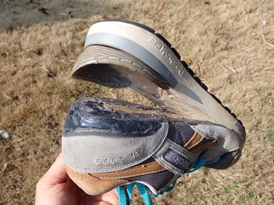 ヤスリ掛けをして表面をザラつかせ、ボンドをたっぷりと塗布