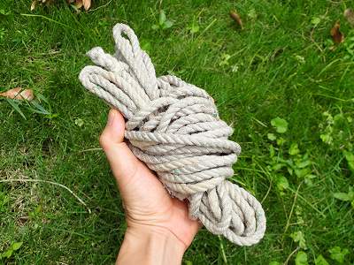 薪集めに便利な少し太めのロープ