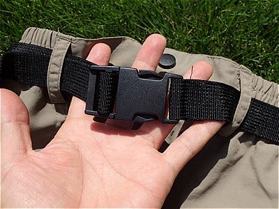 サイドリリースバックルのベルトが付属している