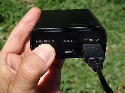 モバイルバッテリーとしても使える充電池用充電器