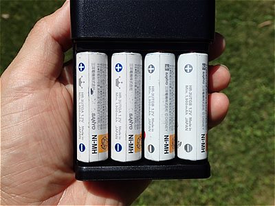 単三型電池をセットする