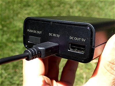 充電する際は中央のUSBポート（Bタイプ）にケーブルを差し込む