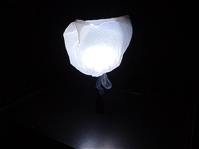 レジ袋を被せるだけで光が拡散して明るくなる