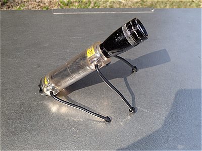 ミニマグライトに手と足が生えたような恰好になる