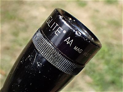 単三型の乾電池２本だけで使えるマグライト