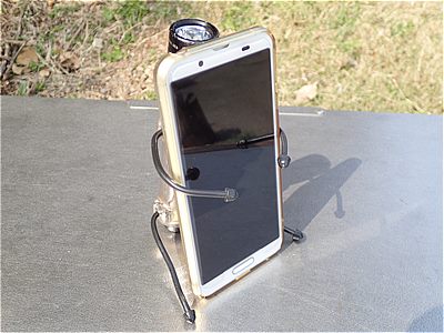 スマホホルダーとしても使う事ができる2AA用フレンド