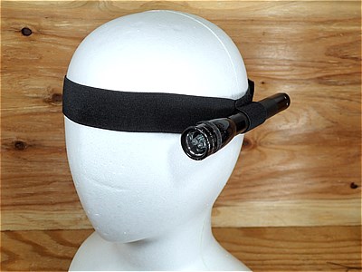 マグライトは専用のヘッドバンドを使うことでヘッドライトとしても使うことができる