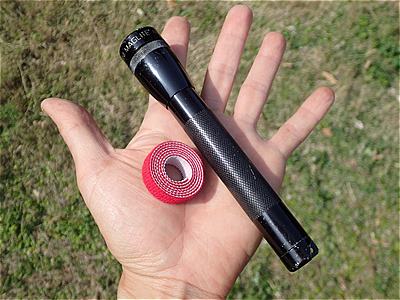 面ファスナーを使ってマグライトを固定