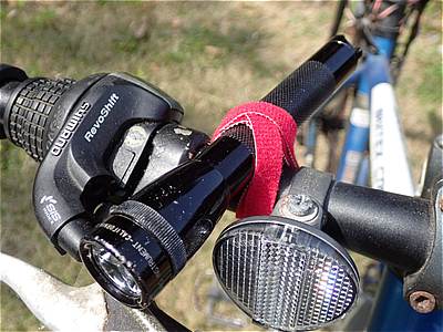 長めの面ファスナーでしっかりとハンドルにマグを固定