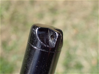 電池のキャップにはストラップを通す穴があいている