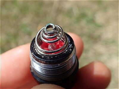 電池キャップの裏側には予備の電球が入っている