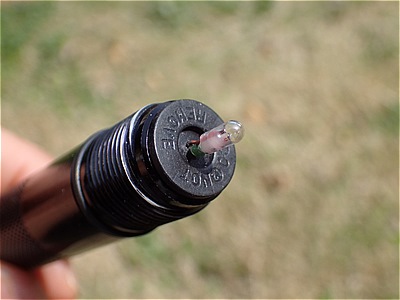 マグライト純正品の電球は柔らかいオレンジ色