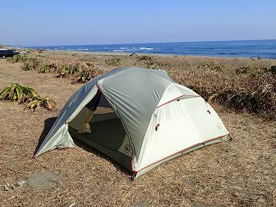 キャンプで使うドーム型テント