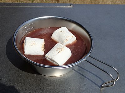 熱い鍋や食器を置いても大丈夫