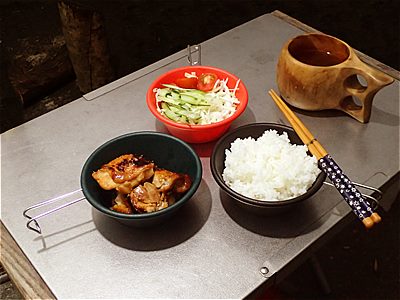 焚き火テーブルに一人分の食器を並べる