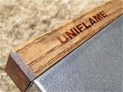 金属エッジを隠す為に天然木のプレートが取り付けられる