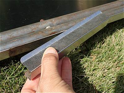 天板の長辺部のコの字パーツを引き出す