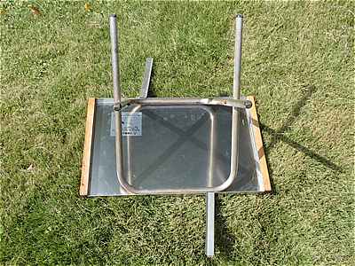 脚パーツをテーブルにセット