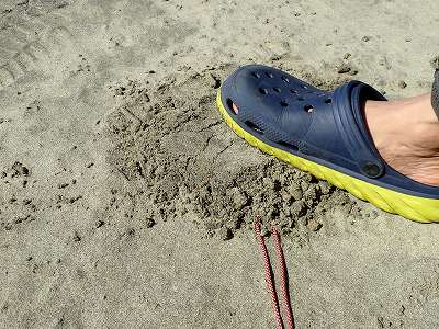 砂をしっかりと足で踏み固めます
