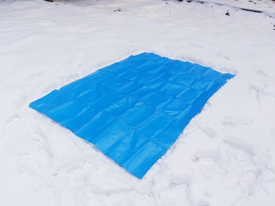 雪上にグランドシート