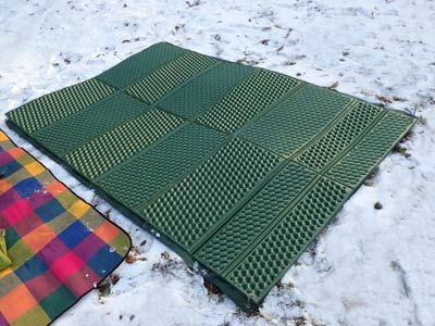 グランドシートの上にキャプテンスタッグ キャンプマット