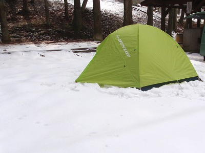 雪中キャンプでのテント設営