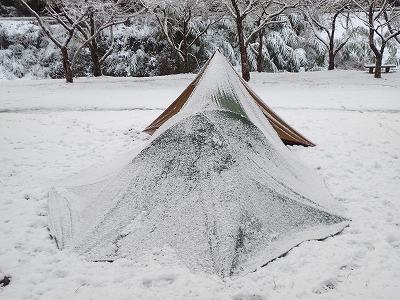 2枚のタープを使ったモノポールテント