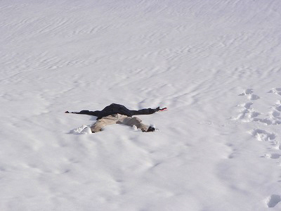 雪上で寝る