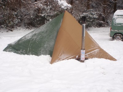 雪中キャンプでロケットストーブ