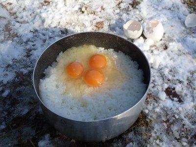 雪中キャンプでの食事のメニュー