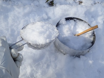 雪を利用して洗い物をする