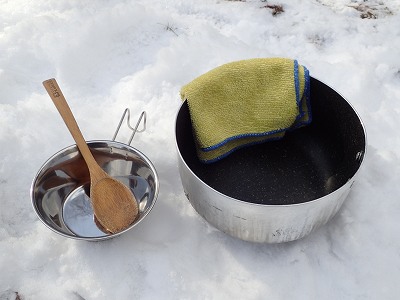 雪を使って洗い物をした後は綺麗に拭き取る