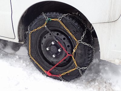 スタッドレスタイヤとタイヤチェーン