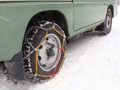 スタッドレスタイヤと金属製のタイヤチェーン