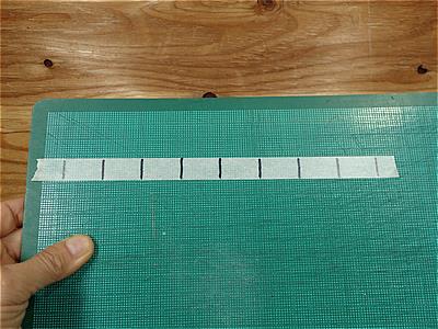 マスキングテープを剥がして板に貼り、八等分になるように印を付ける